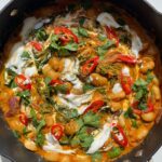 Curry fácil de frijoles mantequilla y espinacas