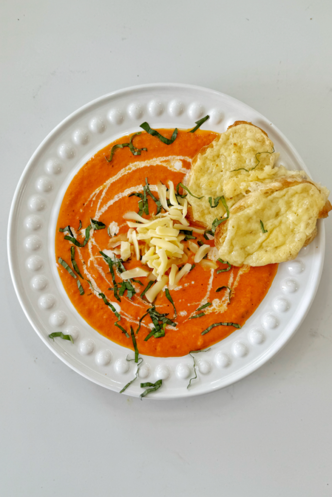 Sopa de pimientos rojos asados y gouda.