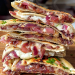 Gözleme (Panecillos planos rellenos de cebolla caramelizada y queso de cabra)