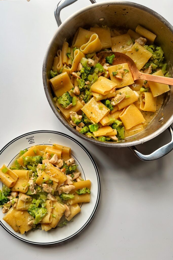 Fácil Pasta Alfredo de Pollo con Brócoli