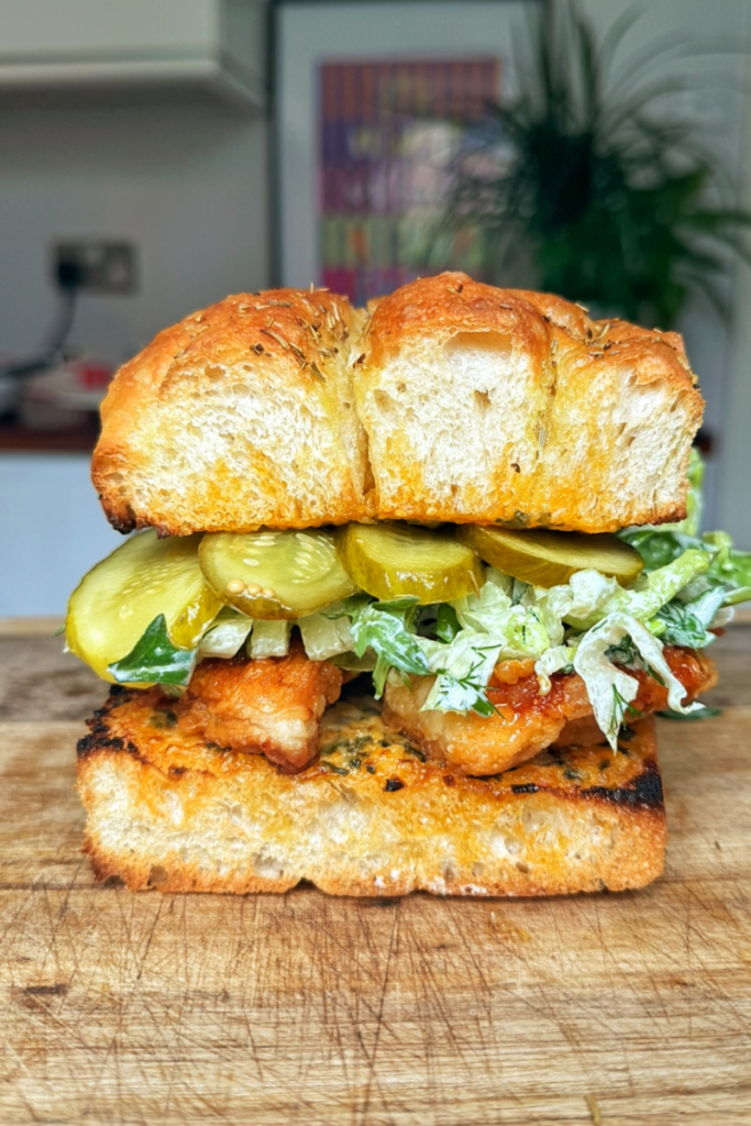 Sándwich de pollo con miel picante perezoso