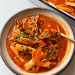 Horneado de Tteokbokki con Dumplings (Horneado Picante de Pasteles de Arroz y Dumplings)
