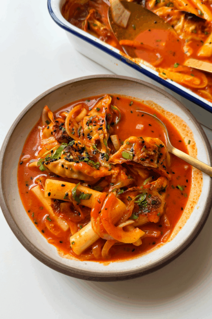Horneado de Tteokbokki con Dumplings (Horneado Picante de Pasteles de Arroz y Dumplings)