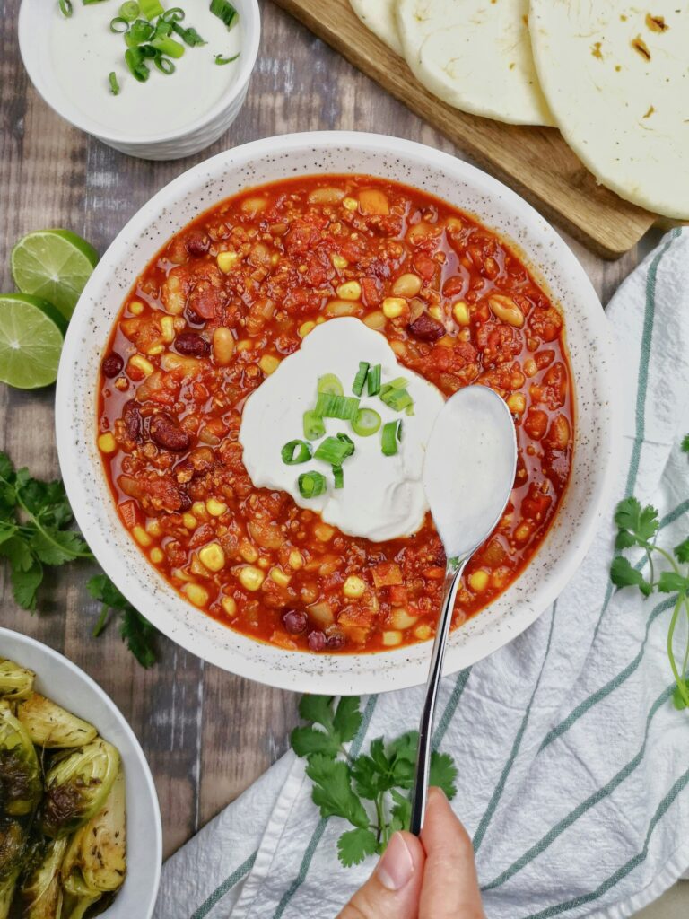 11 Toppings Esenciales para Transformar Tu Próximo Bar de Chili