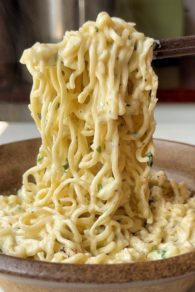 Fideos Cremosos con Ajo y Parmesano (Una Sola Olla)