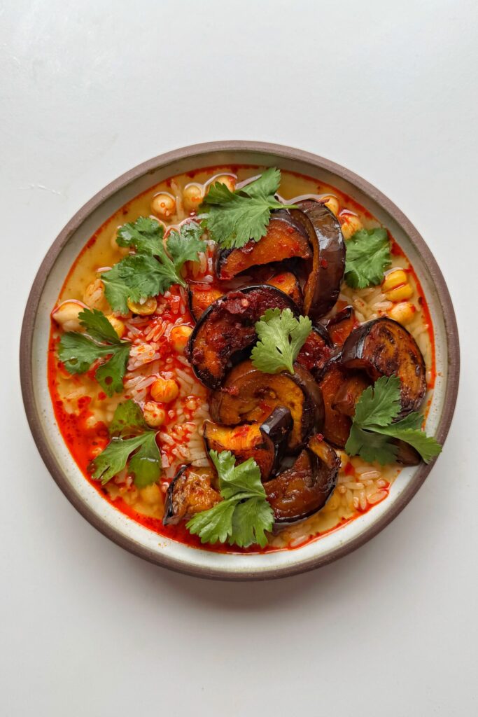 Tazón de Arroz con Harissa y Berenjena Pegajosa