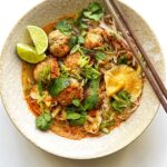 Sopa de Fideos con Albóndigas de Cerdo al Estilo Tailandés