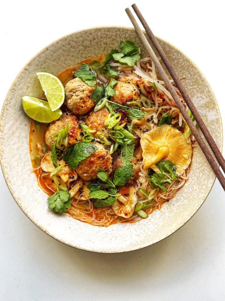 Sopa de Fideos con Albóndigas de Cerdo al Estilo Tailandés